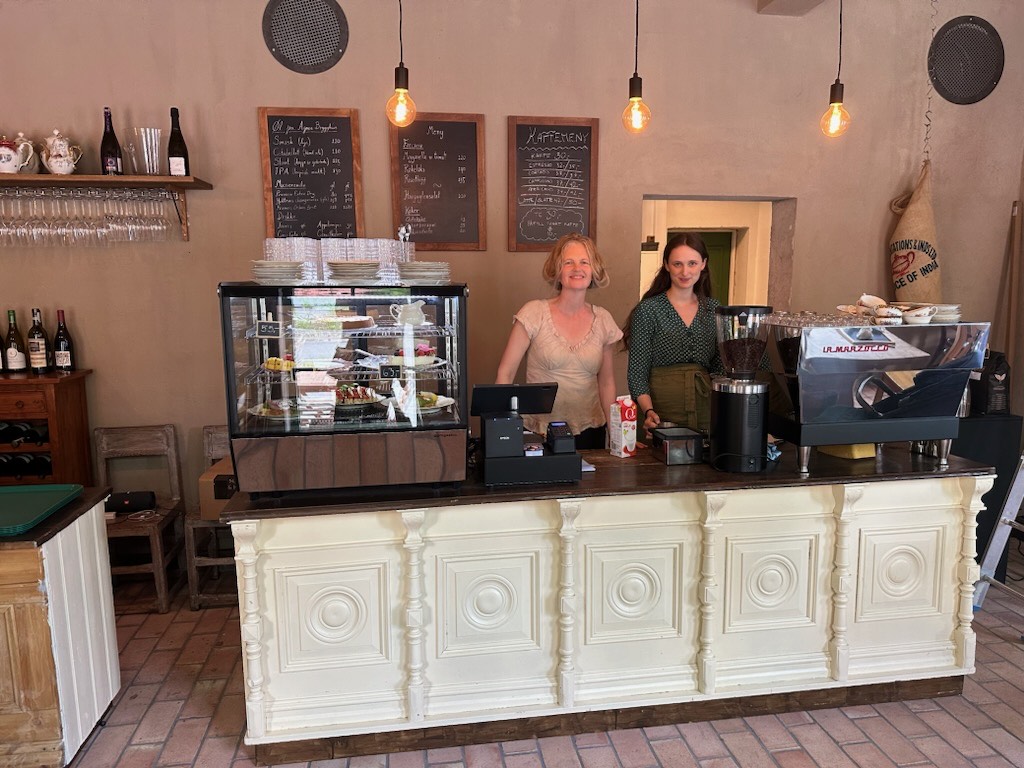 Turid Spildo og dottera Aftur Spildo Nerdrum bak disken på Havfuglen café. Foto: Privat